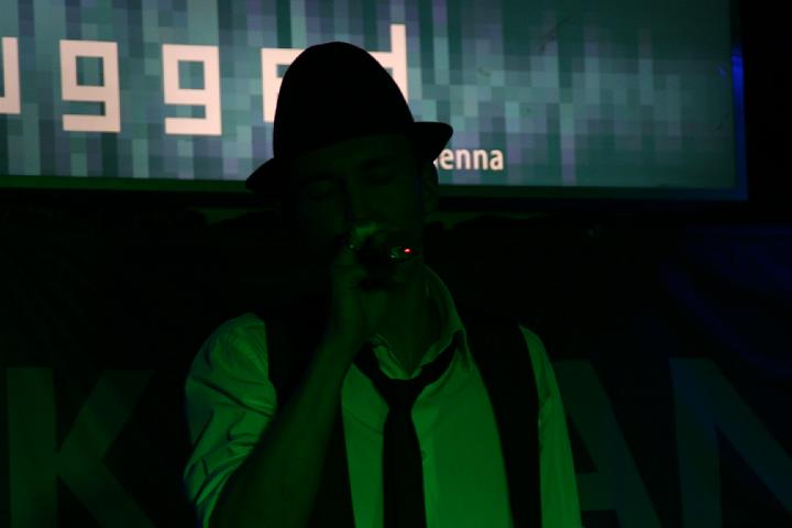 2008-11-28 M3_live at replugged 103.jpg